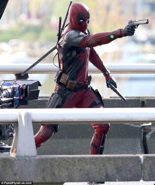 Marvel`in en lgn kahramanlarndan biri olarak gsterilen Deadpool karakterini canlandran Ryan Reynolds`un yan sra filmde Morena Baccarin, Ed Skrein da barolleri paylayor. Elenceli bir katil olan Deadpool, yakaland kanser hastalndan kurtulmak iin askeri birliklerin gelitirdii tedavi yntemleri ile ansn dener, ancak deneyler onu sper bir kahramana dntrerek dmanlar ile savamay retir.