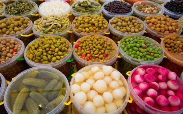 TURU<br>    Yaplan almalar, salatalk turusu veya dier turularn beyin ve barsaklar arasndaki balanty glendirdiini ortaya koymutur. Fermente edilmi yiyecekler sindirime yardm eden salkl bir bakteri olan probiyotik ierir. Baz uzmanlara gre probiyotikler itah azaltmakta ve kilo vermekte etkilidir, ancak bu henz tamemen kantlanmamtr.