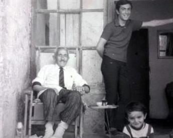 Ylmaz Erdoan bu siyah- beyaz fotorafta amcas ve dedesi ile birlikte.