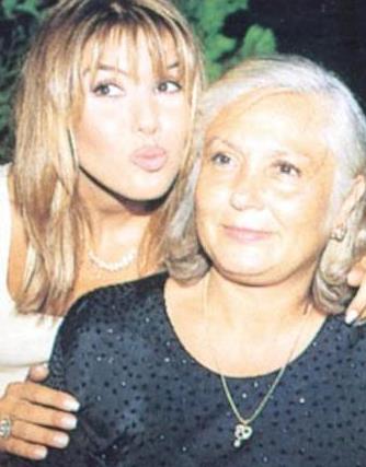 Glben Ergen ve annesi Grsel Hanm hi ayrlmyorlar.