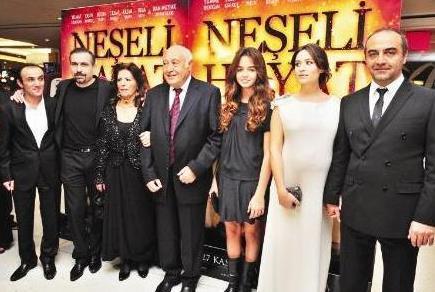 Erdoan ailesi Ylmaz Erdoan'n Neeli Hayat filminin galasnda biraradayd. Erdoan'n anne ve babasnn yansra ilk evliliinden dnyaya gelen kz Berfin, ei Belim de orada.