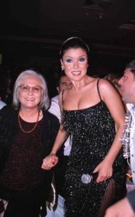 Glsen Hanm kzn konserlerinde de yalnz brakmyor.