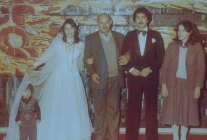 Hlya Avar'n ilk evliliinden bir kare. Babas Celal Bey, annesi Emral Hanm, ilk evliliini yapt Mehmet Tecimer ve o sralar henz kk bir ocuk olan Helin Avar.