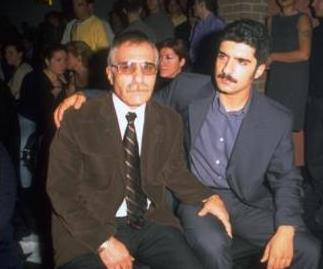 O kk ocuk zcan Deniz.. nl arkc ve oyuncu bir dnem ks olduu babas Sadk Deniz ile birlikte.