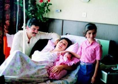 Korel ailesi byk kzlar Zeynep ve yeni dnyaya gelen ikinci kzlar Bergzar ile...