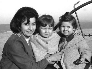 Bu siyah beyaz fotoraf 1960'l yllarn balarnda ekilmi. En soldaki Benan ybar kzlar Sedef ve Demet ile.... Bu fotoraftaki Demet'in kim olduunu bulabildiniz mi...