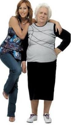 Onur akmak ya da Asena'nn ta kendisi. Babaannesi Nuriye Hanm ise artk orta yalarn da geride brakm.