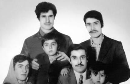 Annesi Kadriye Hanm, amcas, babas Sadk Deniz ve aabeyi ile objektiflere poz veren en sadaki bu kk ocuk bugnn nllerinden biri.