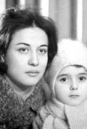 Sheyla san, minik kzyla objektiflere poz veriyor. Sheyla Hanm'n yz size hangi nly hatrlatt. Ne dersiniz Zuhal Olcay yzndeki anlaml baklar annesinden almam m..