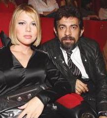 Baylgen bugn artk 40'l yalarnda ve bir kz ocuu babas oldu.