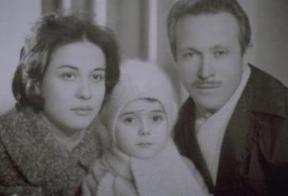 Zuhal Olcay annesi Sheyla Hanm ve babas Cevat Bey ile birlikte