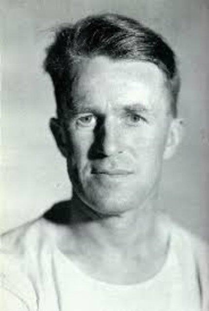 Araplarla geirdii zaman zarfnda, gelenek ve yaantlarna baya adapte oldu. Deve ile seyahat edip, sk bir dostluk kurduu Prens Faysal'n hediye ettii yerel kyafetleri giymeye alt.