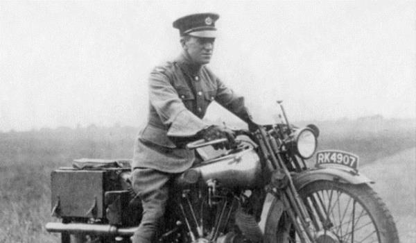 Profesyonel olarak T.E. Lawrence veya T.E. Shaw isimlerini kulland.