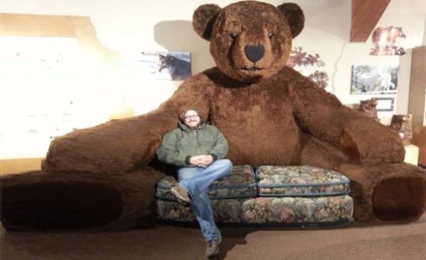 Oyuncak Ay Kanepesi<br>    8 ayakl bu kanepe, Boz Aylar ve Kurtlar Aratrma Merkezi tarafndan bir sergi iin yaptrld.