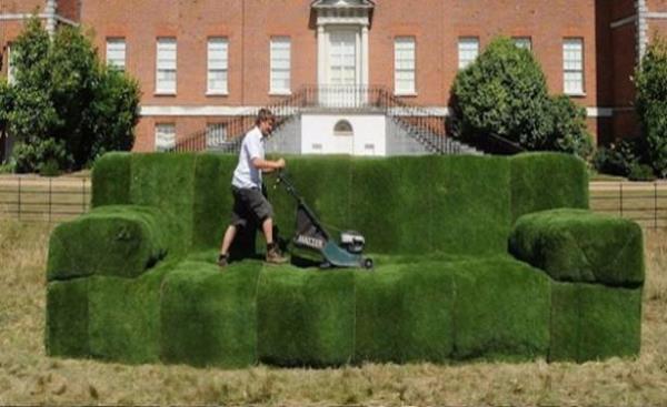 im Kanepe    <br>ngiltere'de yer alan 7 metre uzunluundaki  bu kanepe, yaz aylarnda turistler tarafndan youn ilgi gryor.