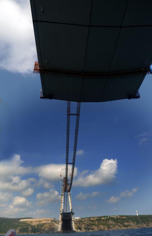 Bu arada, iki yaka arasnda mhendis ve iilerin alt "kedi yolu" olarak adlandrlan geici yry yolu da ift tarafl ilerliyor.