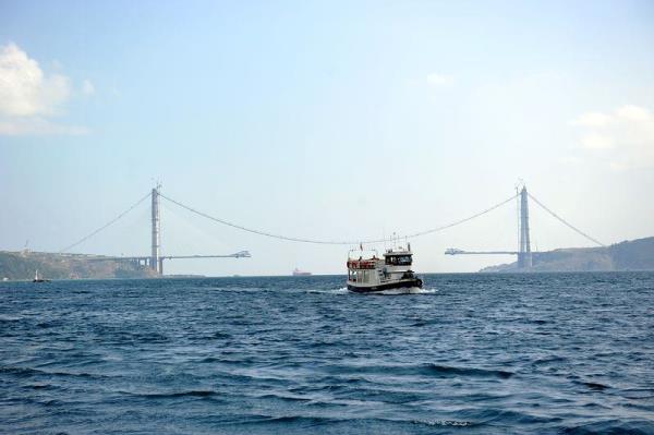 Bu yl 29 Ekim'de tamamlanmas ngrlen ve "ilklerin kprs" olaca belirtilen kpr, 59 metrelik geniliiyle dnyann "en geni", bin 408 metrelik ana aklyla da zerinde rayl sistem bulunan dnyann "en uzun" asma kprs olacak.