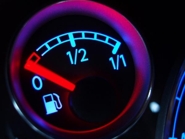 Trkiye'de yakt tasarrufu salad gerekesiyle pahal olmasna ramen dizel otomobil satlar yksektir. Ancak bu, petrol fiyatlarnda yaanan sert dle biraz azald. Otomotiv Distribtrleri Dernei'nin (ODD) verilerine gre, bu yln ilk yedi aynda dizel otomobil satlarnn pay yzde 60 oldu. Geen yln ayn dneminde bu pay yzde 63 seviyesindeydi. Dizel aralara ynelim petrol etkisiyle azald ancak markalar arasndaki yakt tasarrufu yar tam gaz sryor.