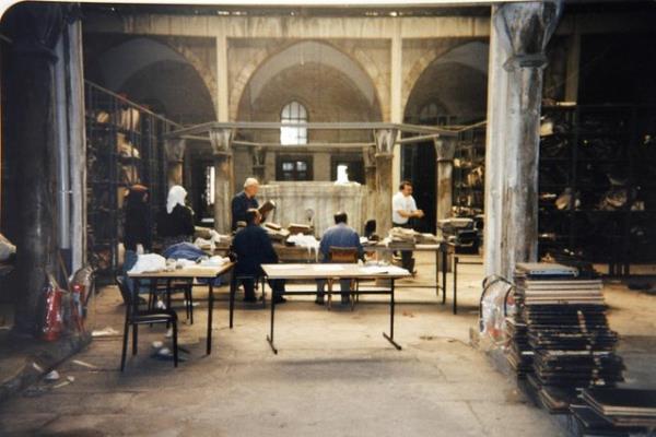 Fotoraflarda, Osmanl Devleti'nin yklmasndan sonra farkl binalarda ve depolarda tutulan kymetli evrak ve belgelerin, 1980'e kadar adeta kaderine terk edildii grlyor.