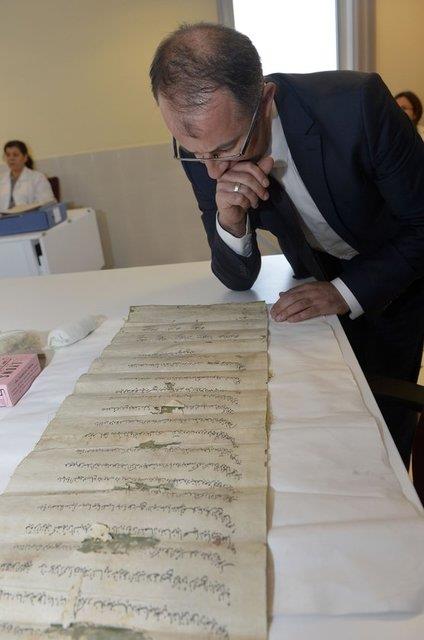 "Biz bu evrak tamir ediyoruz. Restorasyon nitemizi her geen gn daha da gelitiriyoruz ve byk bir hassasiyetle tamir edip kamuoyunun hizmetine amaya alyoruz.