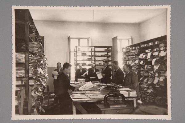 Sultanahmet'te 250 metrekarelik bir bodrumda olan restorasyon nitesinin u anda bin metrekareden daha byk bir alanda bulunduunu syleyen nal, personel saysn da 3 kat arttrdklarn bildirdi.