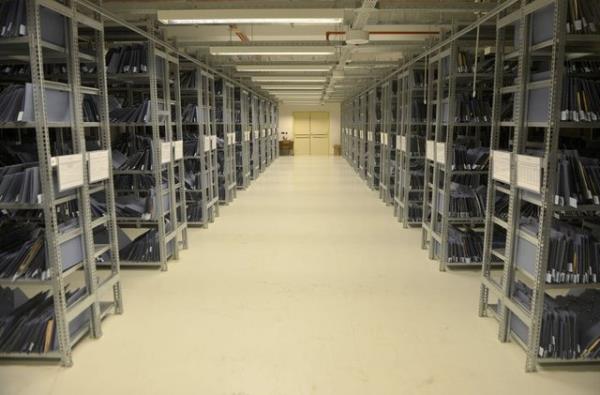 nal, evraklar bu durumdan kurtaran arivcilerin de ok byk fedakarlklarla altklarn kaydederek, unlar syledi: