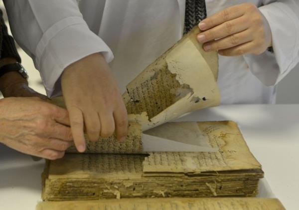 Osmanl Arivi, 1990'lar iin sylyorum, mevcut binalarnda byk bir risk altndadr ve yok olma tehlikesiyle kar karyadr. Acilen Osmanl evrak iin modern, bir btn olarak, siteye, sisteme, klliyeye ihtiya vardr.