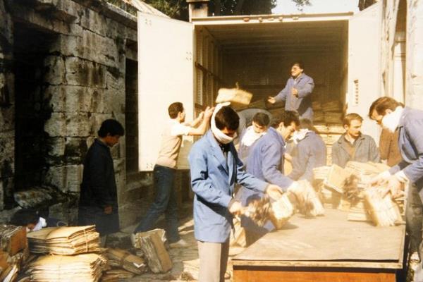 "1980'lerden sonra en ok konuulan hususlardan birisi Trkiye'nin modern bir Osmanl Arivi binasna ihtiya hissettiidir. Nisan 1998'de Trkiye'de ilk defa Milli Ariv uras toplanr.
