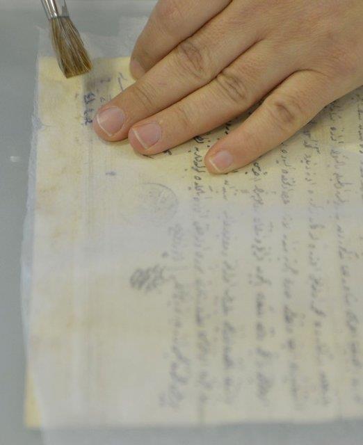 O yllara kadar hangi ortamlarda, ne koulda saklandnn fotoraflarda da gzler nne serildiini belirtti.