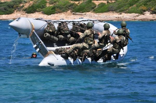 Buradaki aamay da baaryla tamamlayan kursiyerler, komando ihtisas brvesi almaya hak kazanabiliyor.