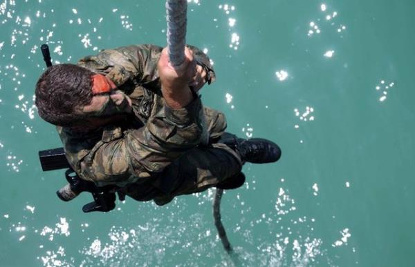 Bu aamada g ve sabrlar llen komandolar, su alt labirent engelini ama, amurlu suda srnme, tam tehizatl kuleden atlama, su alt yzme, dal, su altndan tpl intikal, sal yapma, denizden ikmal gibi zorlu eitimlere tabi tutuldu.