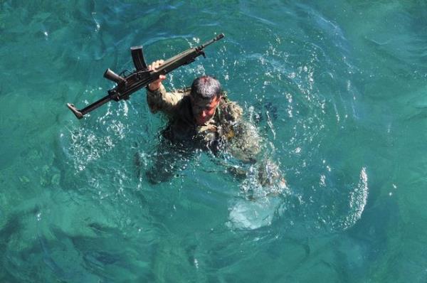 Kursun ikinci aamas 'Kara Komando Harekat' Burdur, Antalya, Konya ve Isparta'y iine alan yaklak 20 bin kilometrekarelik alanda gerekletirilirken, nc aamas olan 'Su st Komando Harekat' Ege Denizi'nde icra ediliyor.