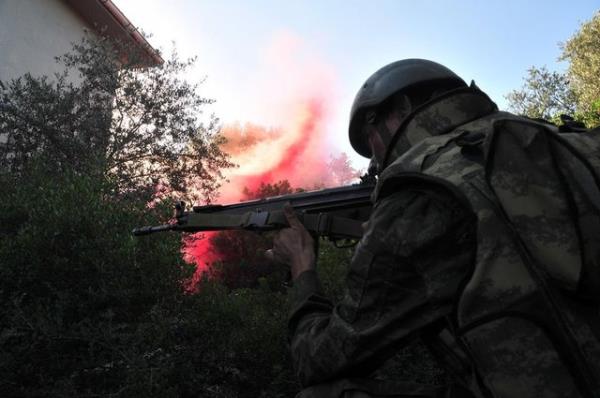 Gece de devam eden eitimlerde, komando adaylarnn fiziki ve psikolojik dayankllklar da test ediliyor.