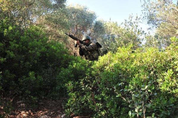 Ege Denizi'ndeki zorlu eitimin tamamlanmasnn ardndan komando adaylar, son olarak Kayseri'de 'Hava ndirme Harekat' safhasna katlyor.