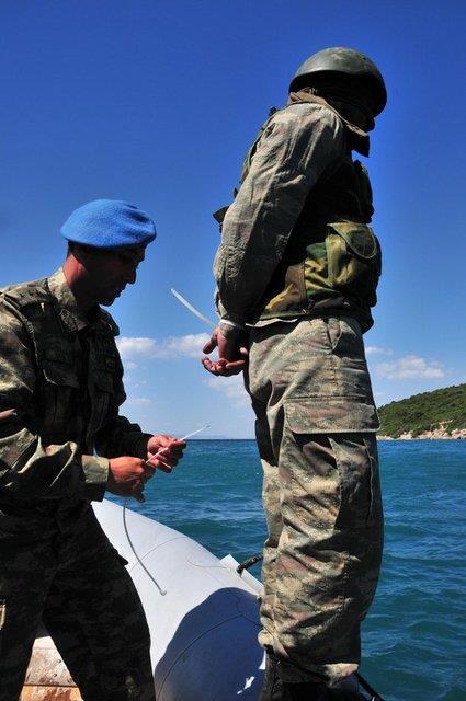 Tatbikatta, verilen grev gerei dmann kritik neme sahip tesislerine taktik akn harekat dzenleyen tam techizatl komando adaylar, dman hava unsurlar tarafndan tespit edilmemek iin botu devirerek gizlendi.