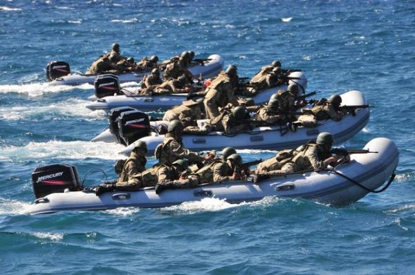 Tehlikenin gemesinin ardndan botu dzelten gnll subay ve astsubaylar, intikale devam etti. lk olarak ky emniyetini alan komando adaylarnn ardndan dier silah arkadalar botla kyya kt.