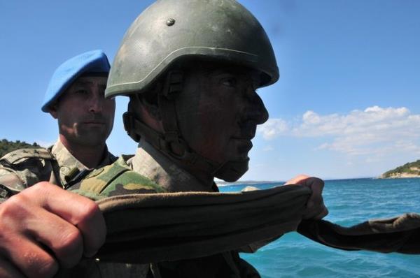 4 hafta boyunca her trl su engelini aarak komando harekat icra etmeyi reniyor.