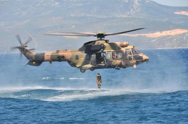 Botlarn gizleyip, dmann kritik tesis imha grevini baaryla tamamlayan komandolar, bir baka noktadan syrlma grevine balad. Doadaki malzemeleri kullanarak kendilerine sal yapan komando adaylar dne geti.