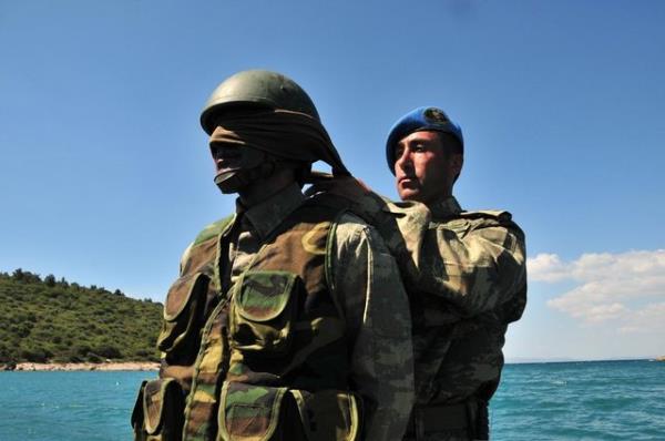 Kurs kapsamnda aldklar eitimi gerei aratmayan tatbikatlarla uygulayan komando adaylar, zorlu artlarda hayatta kalmay da reniyor.