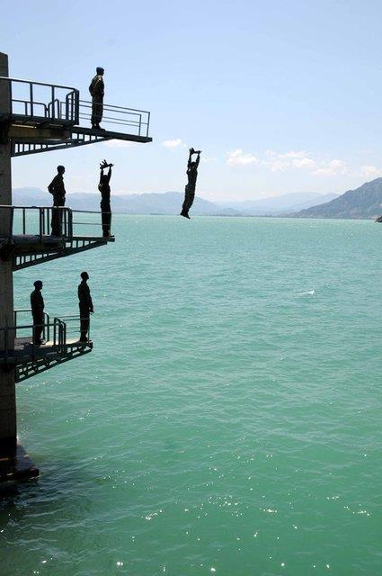 Kyya ilk olarak tam tehizatl balk adamlar kt. Balk adamlarca ky gvenliin salanmasnn ardndan dier komandolar da botlarla karma yapt.