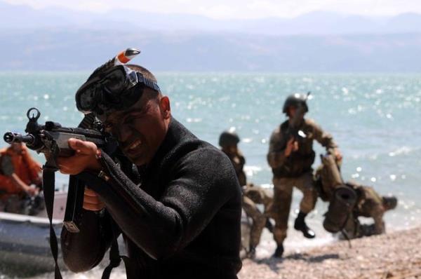 inde kurbaa ve ylan bulunan su alt labirent engelini aan, elleri, ayaklar ve gzleri bal ekilde suya atlan komandolar, en yakn unsura rendikleri zel tekniklerle yzerek ulat.