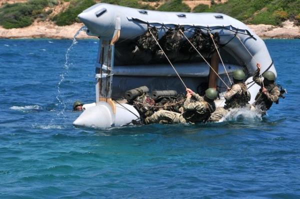 Eitimlerin ardndan, komando adaylar gruplar halinde, komutanlar tarafndan planlanan tatbikatlar icra ediyor.