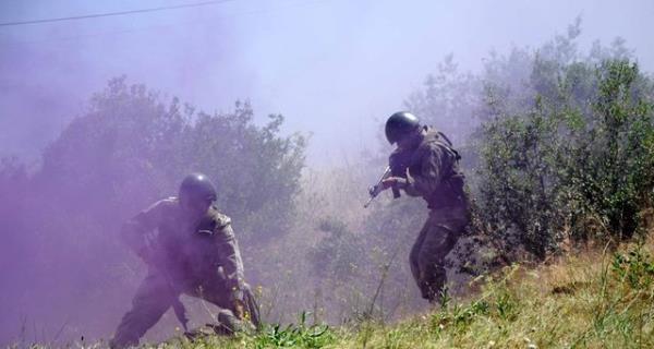 Eitimlerinin tamamlamasnn ardndan gerekletirilen tatbikat, komandolarn, dman muharebe merkezini yok etmek iin belirlenen hedefe botlarla dzenlenen ky karma harekatyla balad.