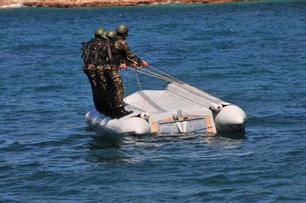 son hzla giden bottan atlama ve bota binme gibi birbirinden zorlu eitimlere tabi tutuluyor.