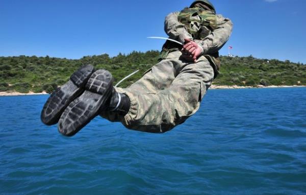 Korkusuzca helikopterden atlayp, el, ayak ve gzleri bal halde denize atlan, tm kstlamalar ramen hayatta kalmay baaran gz kara komando adaylarnn yan sra bu ve benzeri kurslara, 16 lkeden de subay ve astsubaylar katlyor.