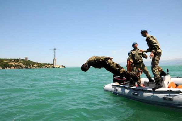 Eirdir Gl'nde zorlu eitim  <br>  Dnyann en zorlu askeri eitimleri arasnda gsterilen Eirdir Da Komando Okulu ve Eitim Merkez Komutanl'ndaki Komando htisas Kursu'nun drdnc ve son aamas olan Su st Komando Harekat tatbikat...