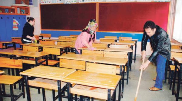 <p>Memur ve derecesi:Hizmetli 12/1 </p>  <p>   2016 Ocak maa (TL):2.344</p>