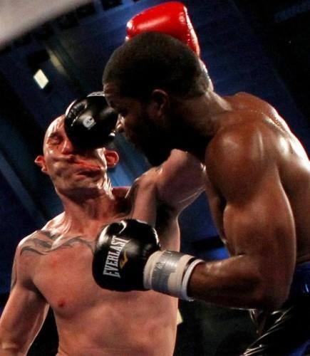 Nakavt kelimesinin yazl aslnda 'knock out'dur.