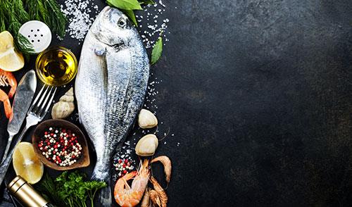 Karnna parmanz bastrn. Eski formuna dnmyorsa bayattr. Cildi gergin ve parlak, gzleri de canl olmal. Buulu ve ie dnk gzlerden kann. Kafasndan tutunca kuyruu aa doru deil, tavada durduu gibi dimdik durmal. Solungalar pembe ve solunga kapaklar kapal olmal.