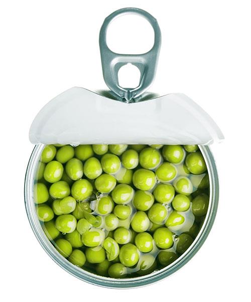 Konserve gda Konserveler de salksz koullarda satldnda nemli riskler barndrabiliyor. Kapa ve taban bombe yapm, etiket bilgisi ypranm ve eskimi rnlerden mutlaka kanmal. Beslenme ve Diyet Uzman Melis Torluolu, kapan zerindeki bombenin o rnde clostridium botilinum mikroorganizmasn gsterebilirken bu tip bir gdann lme yol aabildiini belirtiyor. Ayrca gda asitlerinin tenekeyle reaksiyonu sonucu oluan hidrojen gaznn da byle durumlar ortaya karabildiini belirten Torluolu, &#8220;ikin kaplarda ve uygunsuz koullarda saklanan rnler kansere neden olacak kimyasal tepkimeler oluturabiliyor. Bu tr rnler kesinlikle tketilmemelidir&#8221; diyor.